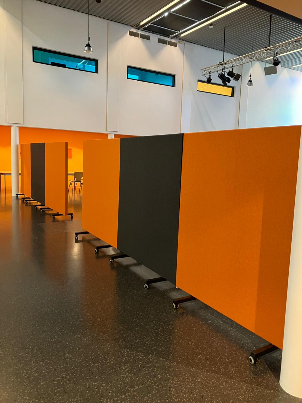 Akoestische panelen in een schoolaula